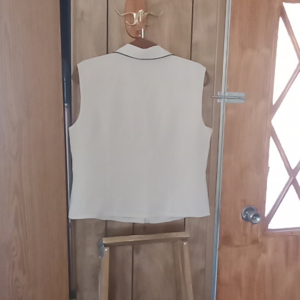 Woman's top - Picture 3 of 3